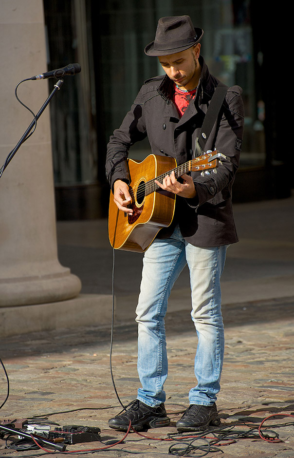 Chris Hamilton - It's the Guitar Man