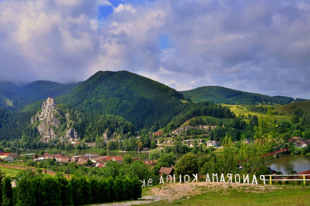 Milos - pohľad na hrad Strečno